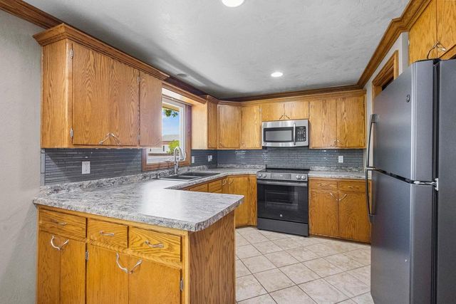 2700 N LILLIAN COURT, Appleton, WI 54911