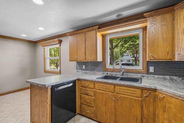 2700 N LILLIAN COURT, Appleton, WI 54911