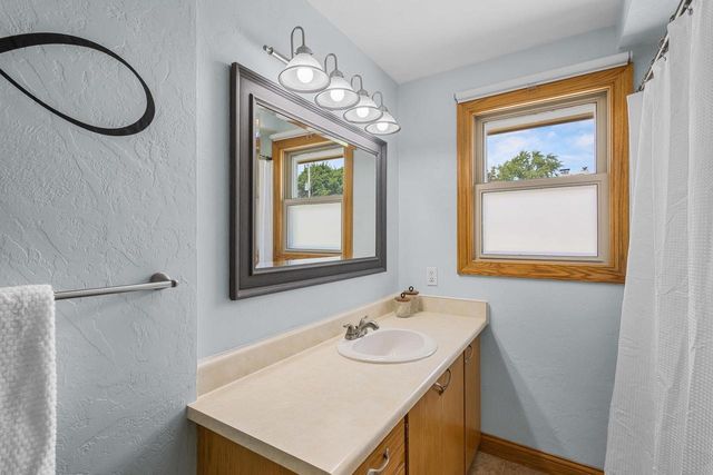 2700 N LILLIAN COURT, Appleton, WI 54911