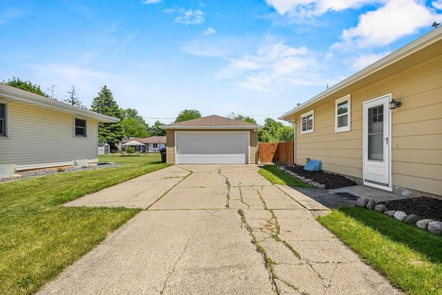 2700 N LILLIAN COURT, Appleton, WI 54911