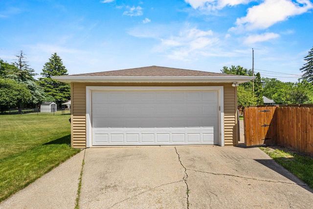 2700 N LILLIAN COURT, Appleton, WI 54911