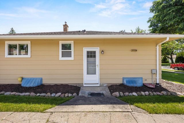 2700 N LILLIAN COURT, Appleton, WI 54911