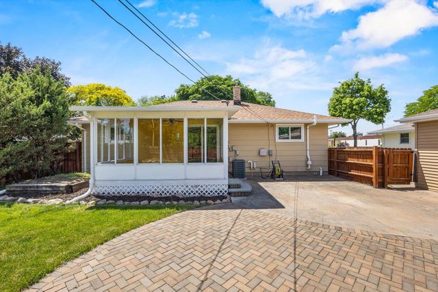 2700 N LILLIAN COURT, Appleton, WI 54911