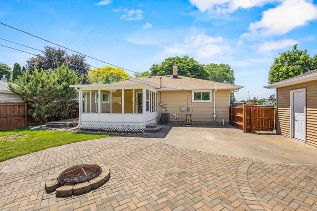 2700 N LILLIAN COURT, Appleton, WI 54911