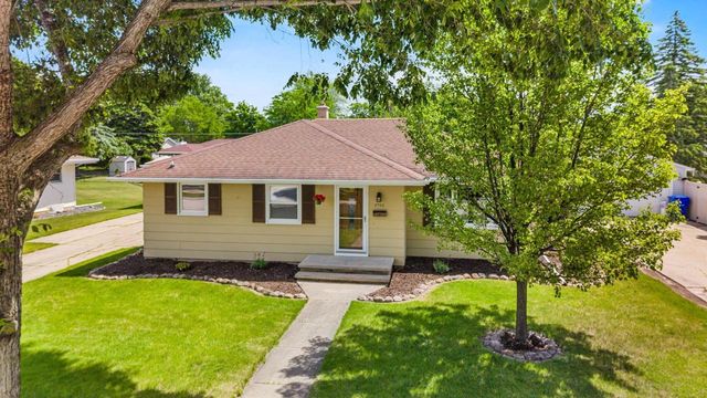 2700 N LILLIAN COURT, Appleton, WI 54911