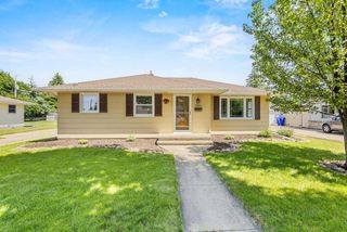 2700 N LILLIAN COURT, Appleton, WI 54911