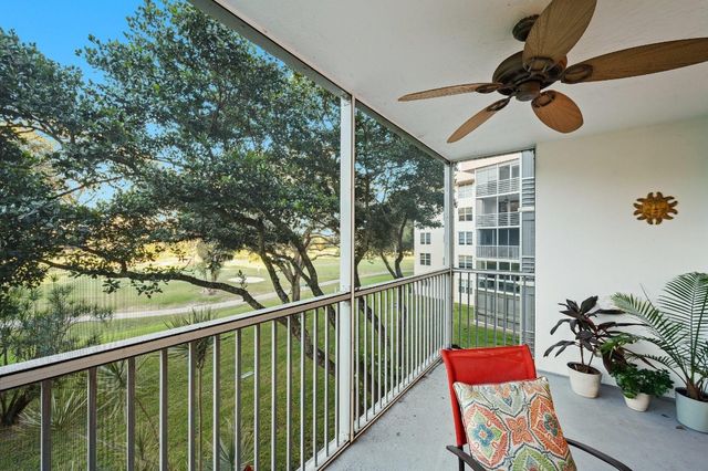3900 Oaks Clubhouse Drive 310, Pompano Beach, FL 33069