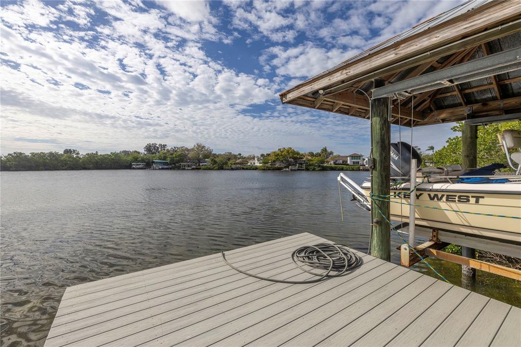 Image 11 of property listing at 734 WEEDON DRIVE NE, St Petersburg, FL 33702