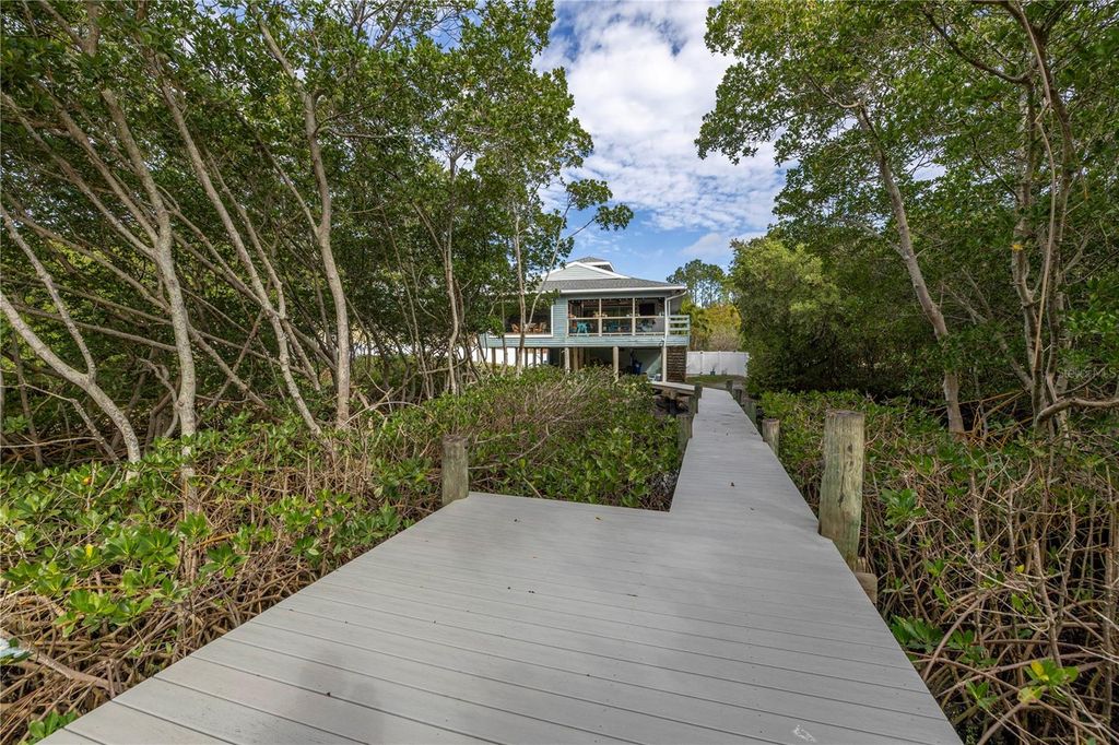 Image 12 of property listing at 734 WEEDON DRIVE NE, St Petersburg, FL 33702