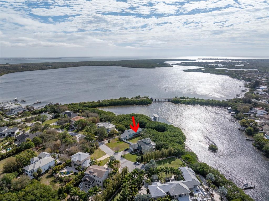 Image 14 of property listing at 734 WEEDON DRIVE NE, St Petersburg, FL 33702