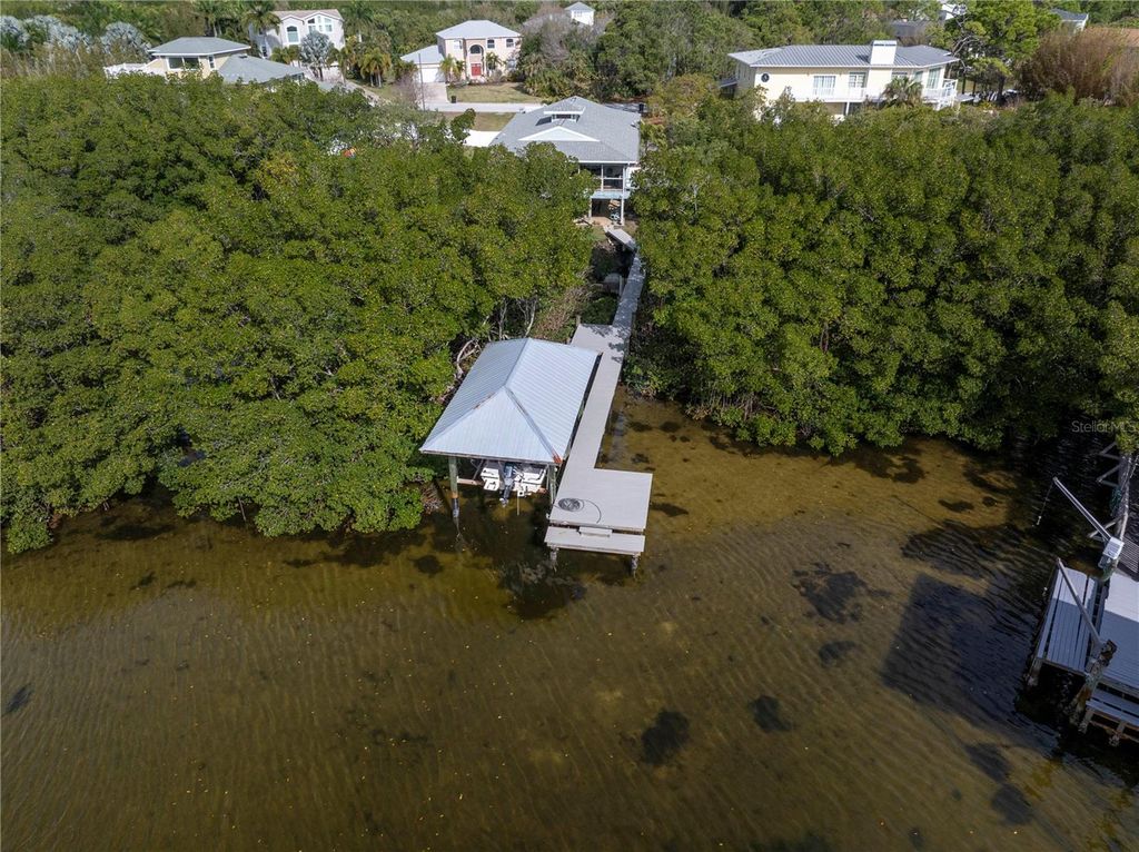 Image 15 of property listing at 734 WEEDON DRIVE NE, St Petersburg, FL 33702