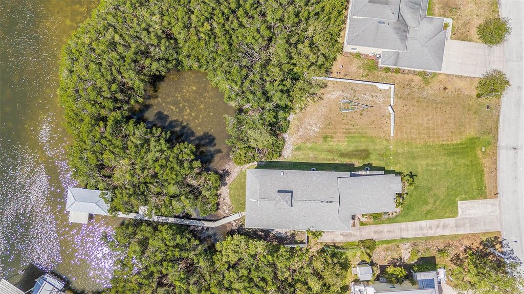 Image 5 of property listing at 734 WEEDON DRIVE NE, St Petersburg, FL 33702