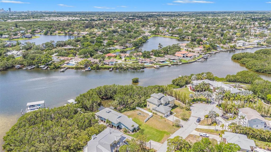 Image 6 of property listing at 734 WEEDON DRIVE NE, St Petersburg, FL 33702