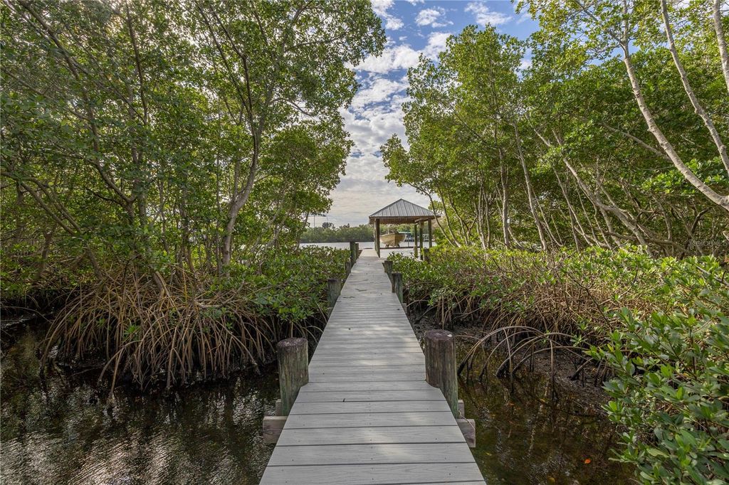 Image 9 of property listing at 734 WEEDON DRIVE NE, St Petersburg, FL 33702