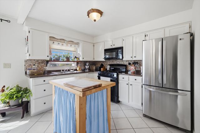 680 N Underwood St, Fall River, MA 02720