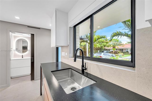 2211 NE 122nd St 2211, North Miami, FL 33181