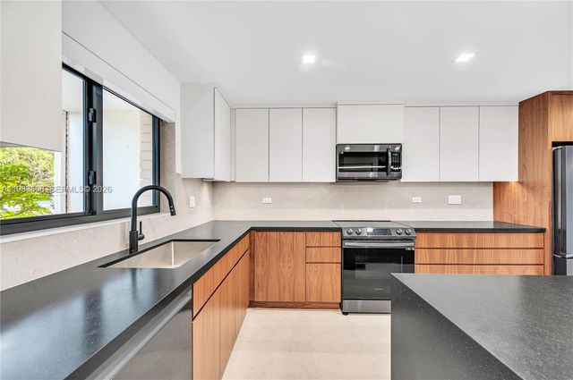 2211 NE 122nd St 2211, North Miami, FL 33181