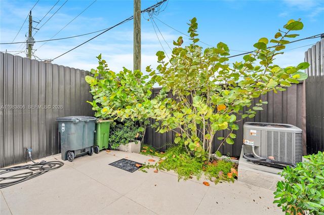 2211 NE 122nd St 2211, North Miami, FL 33181