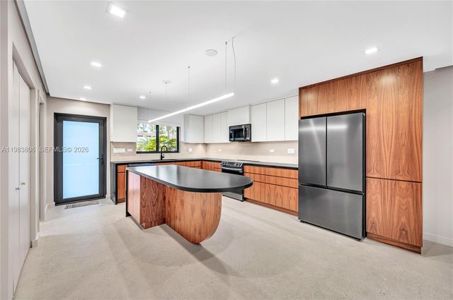 2211 NE 122nd St 2211, North Miami, FL 33181