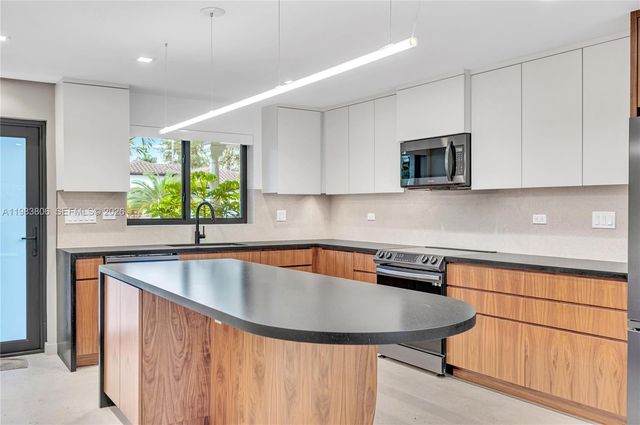 2211 NE 122nd St 2211, North Miami, FL 33181