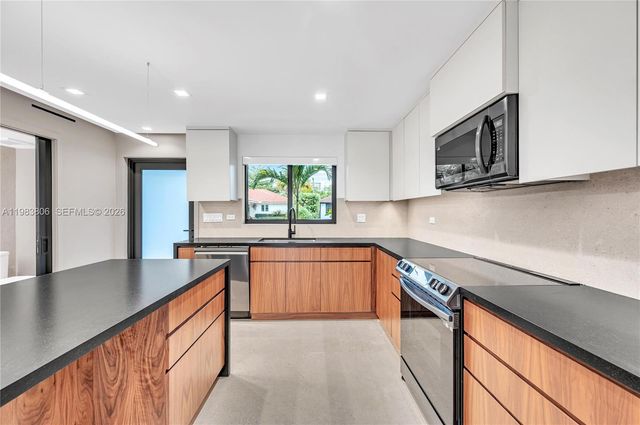 2211 NE 122nd St 2211, North Miami, FL 33181