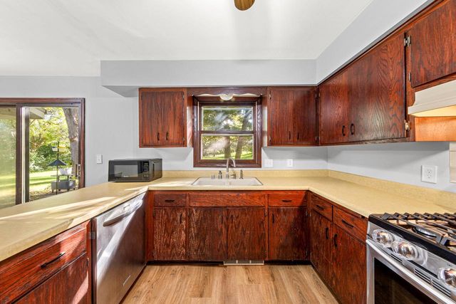 5110 S Woodridge LANE, New Berlin, WI 53146