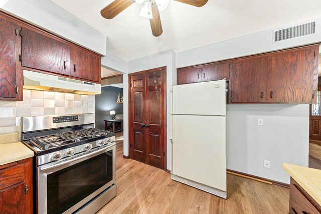 5110 S Woodridge LANE, New Berlin, WI 53146