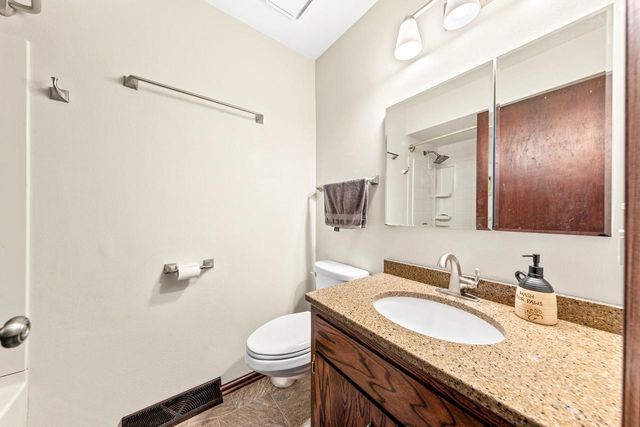 5110 S Woodridge LANE, New Berlin, WI 53146