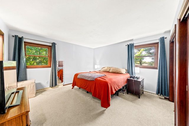 5110 S Woodridge LANE, New Berlin, WI 53146