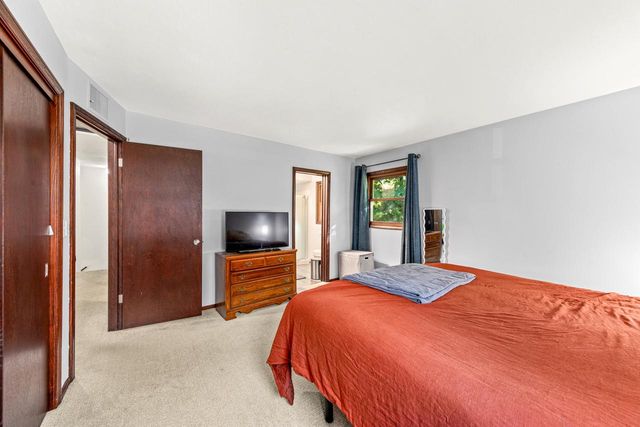 5110 S Woodridge LANE, New Berlin, WI 53146