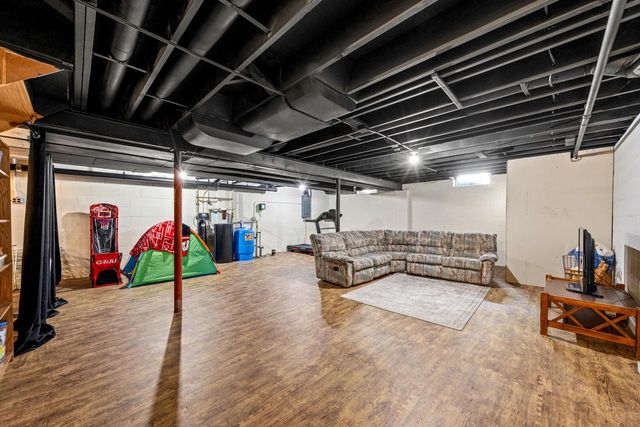 5110 S Woodridge LANE, New Berlin, WI 53146
