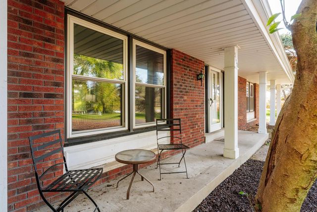 5110 S Woodridge LANE, New Berlin, WI 53146