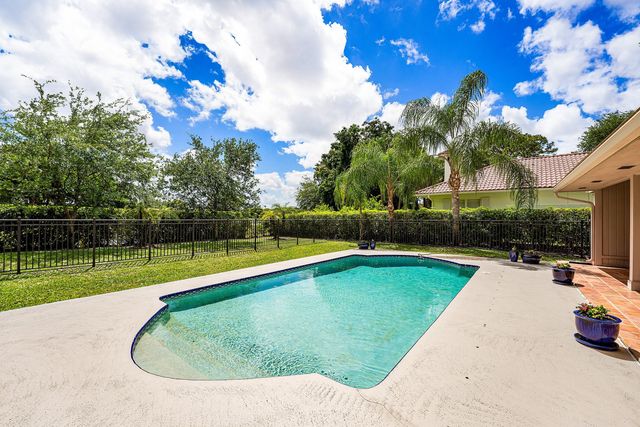 6 Tarrington Circle, Palm Beach Gardens, FL 33418