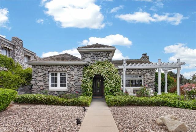 902 E Olive Avenue, Burbank, CA 91501