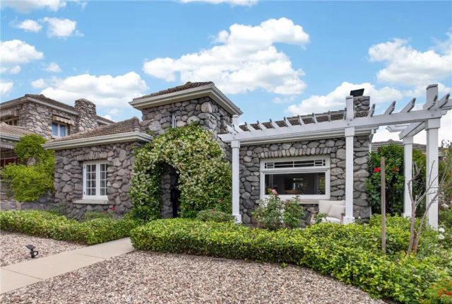 902 E Olive Avenue, Burbank, CA 91501