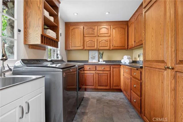 902 E Olive Avenue, Burbank, CA 91501