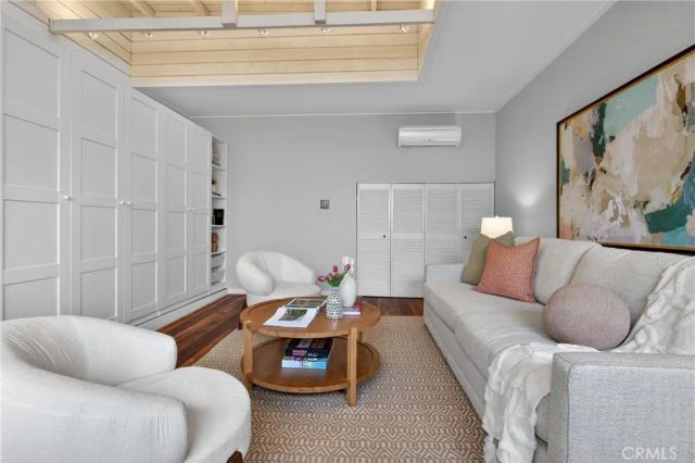 902 E Olive Avenue, Burbank, CA 91501