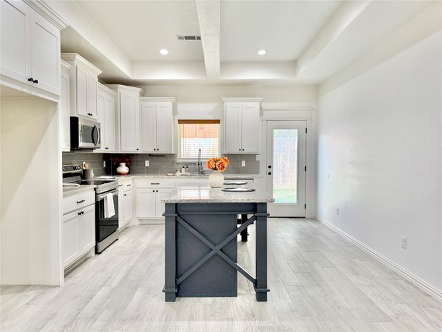 5609 San Jacinto Drive, Granbury, TX 76048