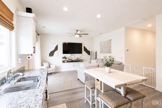 7809 Raspberry Avenue, Bakersfield, CA 93313