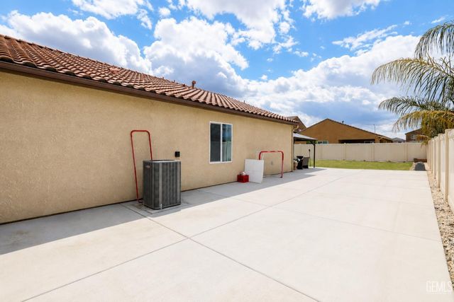 7809 Raspberry Avenue, Bakersfield, CA 93313