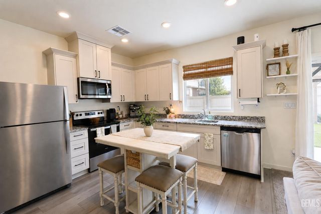 7809 Raspberry Avenue, Bakersfield, CA 93313