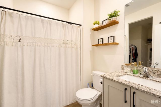7809 Raspberry Avenue, Bakersfield, CA 93313