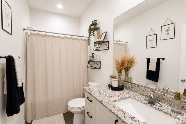 7809 Raspberry Avenue, Bakersfield, CA 93313
