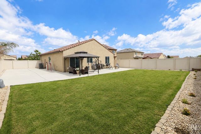 7809 Raspberry Avenue, Bakersfield, CA 93313