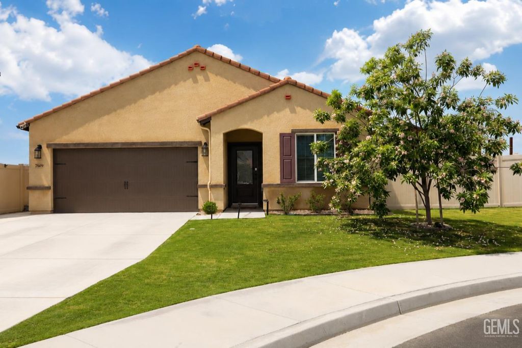 7809 Raspberry Avenue, Bakersfield, CA 93313