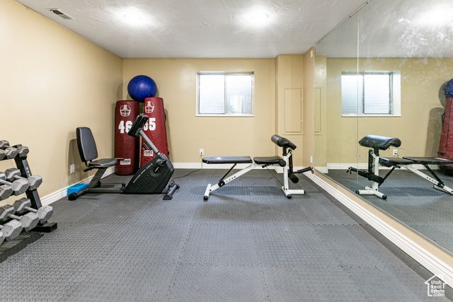 453 SHERIDAN CIR, Centerville, UT 84014