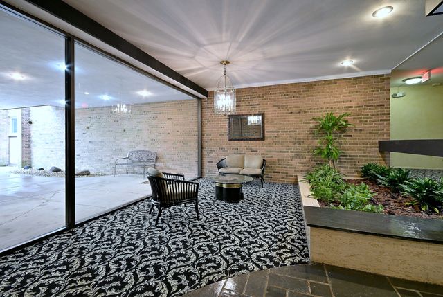 360 Claymoor Avenue 2E, Hinsdale, IL 60521