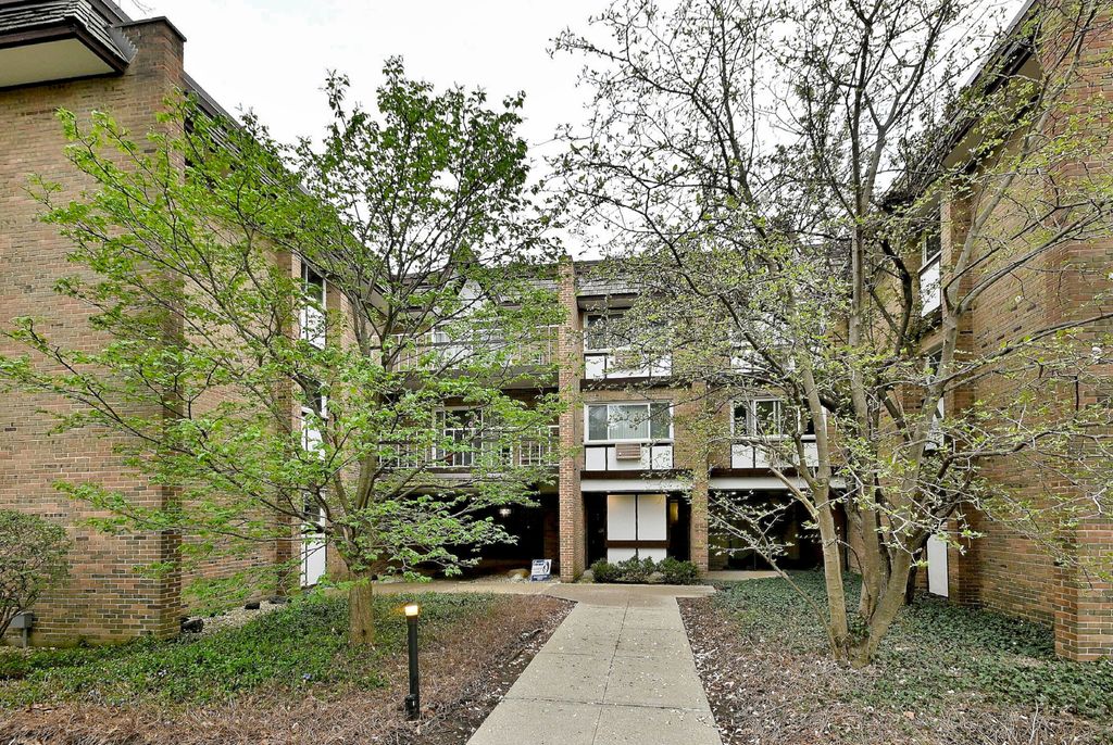 360 Claymoor Avenue 2E, Hinsdale, IL 60521