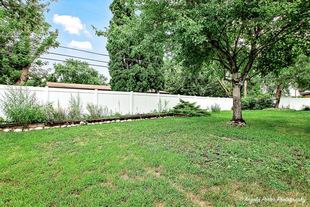 806 Nancy Lane, Mchenry, IL 60051