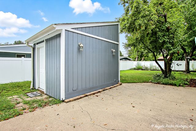 806 Nancy Lane, Mchenry, IL 60051